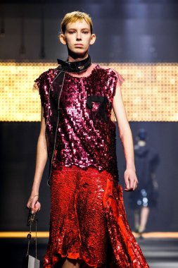 Bir modeli pist Lanvin gösterisi sırasında Paris Fashion Week kapsamında yürüyor