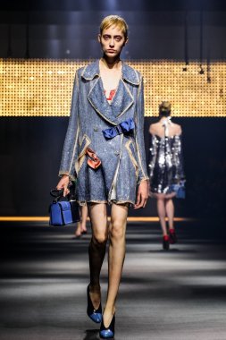 Bir modeli pist Lanvin gösterisi sırasında Paris Fashion Week kapsamında yürüyor