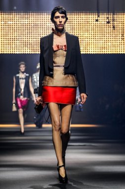 Bir modeli pist Lanvin gösterisi sırasında Paris Fashion Week kapsamında yürüyor