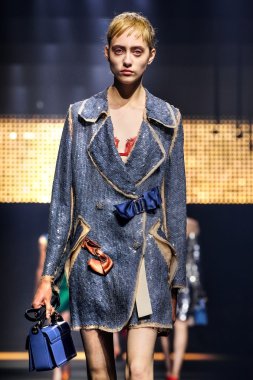 Bir modeli pist Lanvin gösterisi sırasında Paris Fashion Week kapsamında yürüyor