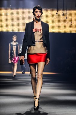 Bir modeli pist Lanvin gösterisi sırasında Paris Fashion Week kapsamında yürüyor