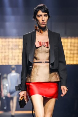 Bir modeli pist Lanvin gösterisi sırasında Paris Fashion Week kapsamında yürüyor