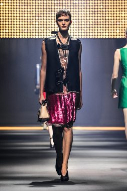 Bir modeli pist Lanvin gösterisi sırasında Paris Fashion Week kapsamında yürüyor