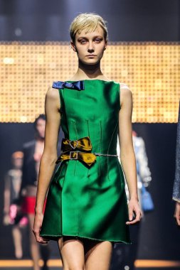 Bir modeli pist Lanvin gösterisi sırasında Paris Fashion Week kapsamında yürüyor 