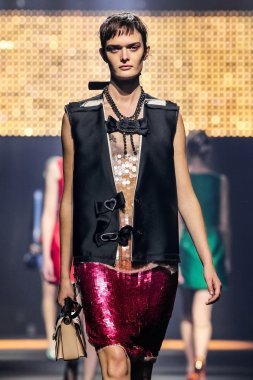 Bir modeli pist Lanvin gösterisi sırasında Paris Fashion Week kapsamında yürüyor 