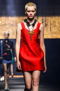 Bir modeli pist Lanvin gösterisi sırasında Paris Fashion Week kapsamında yürüyor 