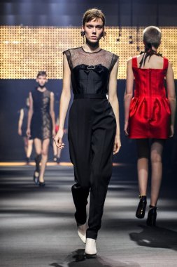 Bir modeli pist Lanvin gösterisi sırasında Paris Fashion Week kapsamında yürüyor 