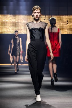 Bir modeli pist Lanvin gösterisi sırasında Paris Fashion Week kapsamında yürüyor 