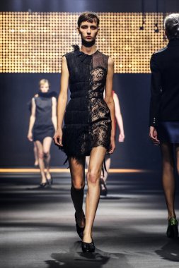 Bir modeli pist Lanvin gösterisi sırasında Paris Fashion Week kapsamında yürüyor 