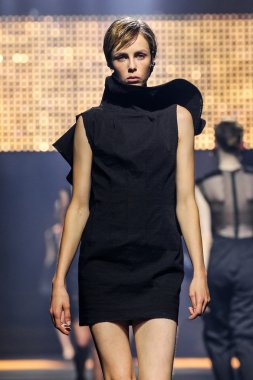 Bir modeli pist Lanvin gösterisi sırasında Paris Fashion Week kapsamında yürüyor 