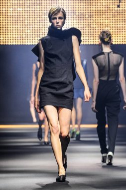 Bir modeli pist Lanvin gösterisi sırasında Paris Fashion Week kapsamında yürüyor 