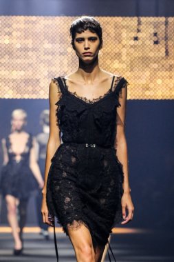 Bir modeli pist Lanvin gösterisi sırasında Paris Fashion Week kapsamında yürüyor 