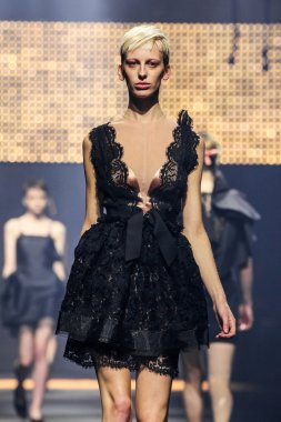 Bir modeli pist Lanvin gösterisi sırasında Paris Fashion Week kapsamında yürüyor 