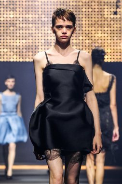 Bir modeli pist Lanvin gösterisi sırasında Paris Fashion Week kapsamında yürüyor 
