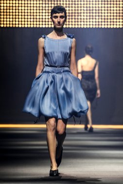 Bir modeli pist Lanvin gösterisi sırasında Paris Fashion Week kapsamında yürüyor 