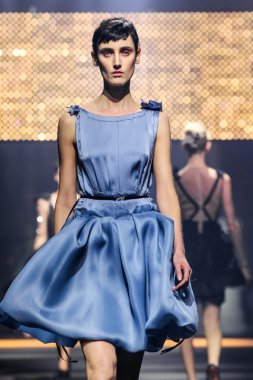 Bir modeli pist Lanvin gösterisi sırasında Paris Fashion Week kapsamında yürüyor 