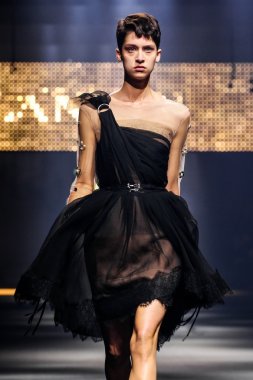 Bir modeli pist Lanvin gösterisi sırasında Paris Fashion Week kapsamında yürüyor 