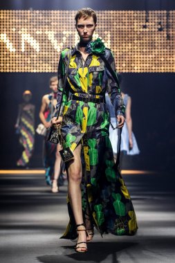 Bir modeli pist Lanvin gösterisi sırasında Paris Fashion Week kapsamında yürüyor 