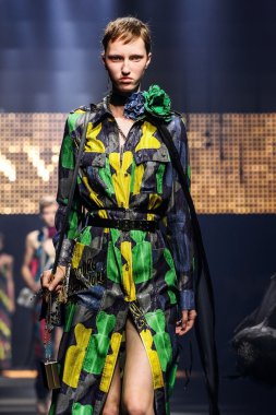 Bir modeli pist Lanvin gösterisi sırasında Paris Fashion Week kapsamında yürüyor 