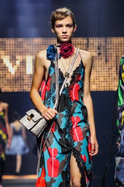 Bir modeli pist Lanvin gösterisi sırasında Paris Fashion Week kapsamında yürüyor 