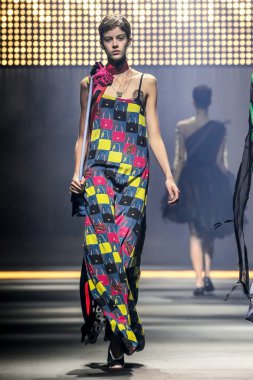 Bir modeli pist Lanvin gösterisi sırasında Paris Fashion Week kapsamında yürüyor 