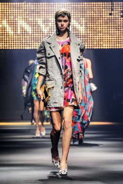  Bir modeli pist Lanvin gösterisi sırasında Paris Fashion Week kapsamında yürüyor