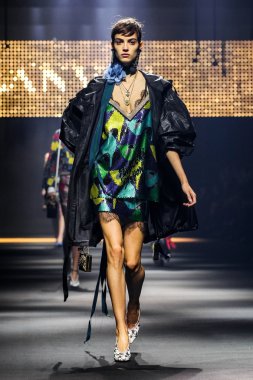  Bir modeli pist Lanvin gösterisi sırasında Paris Fashion Week kapsamında yürüyor
