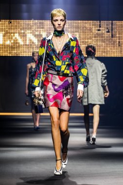  Bir modeli pist Lanvin gösterisi sırasında Paris Fashion Week kapsamında yürüyor