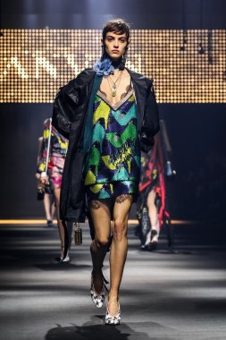  Bir modeli pist Lanvin gösterisi sırasında Paris Fashion Week kapsamında yürüyor
