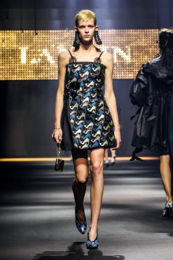  Bir modeli pist Lanvin gösterisi sırasında Paris Fashion Week kapsamında yürüyor