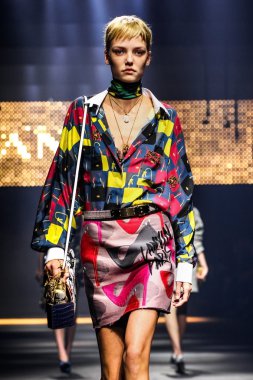  Bir modeli pist Lanvin gösterisi sırasında Paris Fashion Week kapsamında yürüyor