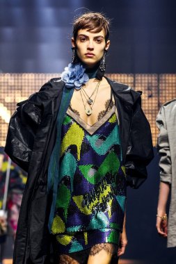  Bir modeli pist Lanvin gösterisi sırasında Paris Fashion Week kapsamında yürüyor