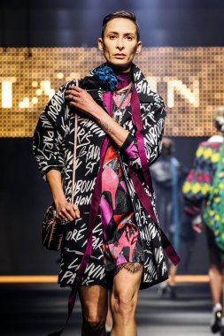  Bir modeli pist Lanvin gösterisi sırasında Paris Fashion Week kapsamında yürüyor