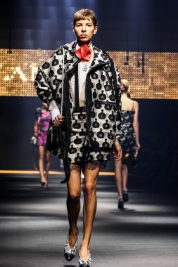  Bir modeli pist Lanvin gösterisi sırasında Paris Fashion Week kapsamında yürüyor