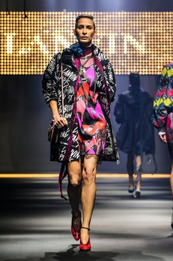  Bir modeli pist Lanvin gösterisi sırasında Paris Fashion Week kapsamında yürüyor