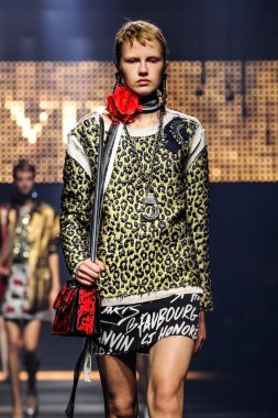  Bir modeli pist Lanvin gösterisi sırasında Paris Fashion Week kapsamında yürüyor