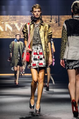  Bir modeli pist Lanvin gösterisi sırasında Paris Fashion Week kapsamında yürüyor