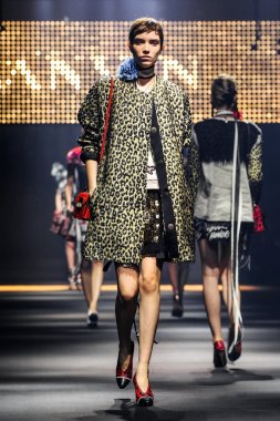  Bir modeli pist Lanvin gösterisi sırasında Paris Fashion Week kapsamında yürüyor