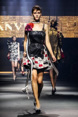  Bir modeli pist Lanvin gösterisi sırasında Paris Fashion Week kapsamında yürüyor