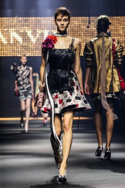  Bir modeli pist Lanvin gösterisi sırasında Paris Fashion Week kapsamında yürüyor