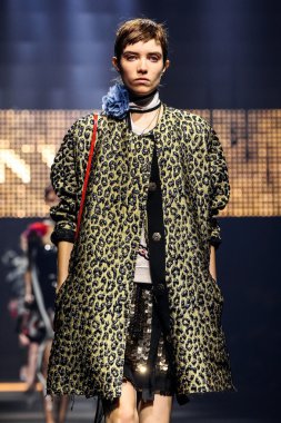  Bir modeli pist Lanvin gösterisi sırasında Paris Fashion Week kapsamında yürüyor