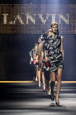  Bir modeli pist Lanvin gösterisi sırasında Paris Fashion Week kapsamında yürüyor