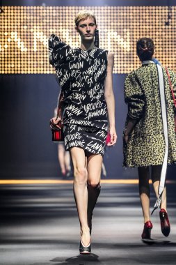  Bir modeli pist Lanvin gösterisi sırasında Paris Fashion Week kapsamında yürüyor