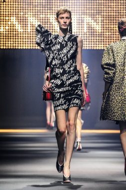  Bir modeli pist Lanvin gösterisi sırasında Paris Fashion Week kapsamında yürüyor