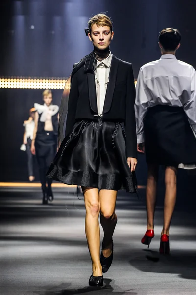 Paris Moda Haftası Kadın Giyim İlkbahar / Yaz bir parçası olarak Lanvin gösterisi
