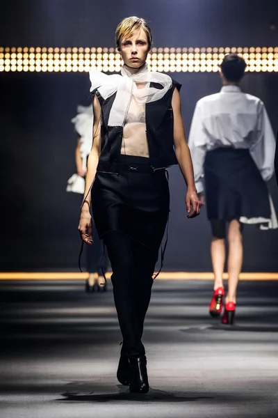 Paris Moda Haftası Kadın Giyim İlkbahar / Yaz bir parçası olarak Lanvin gösterisi  