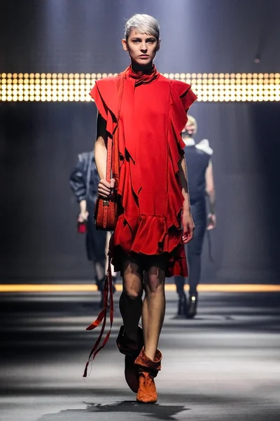 Paris Moda Haftası Kadın Giyim İlkbahar / Yaz bir parçası olarak Lanvin gösterisi  