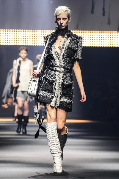A Lanvin show részeként a Párizsi Divathét Womenswear tavasz/nyár — Stock Fotó