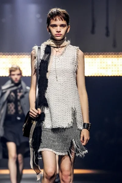A Lanvin show részeként a Párizsi Divathét Womenswear tavasz/nyár — Stock Fotó
