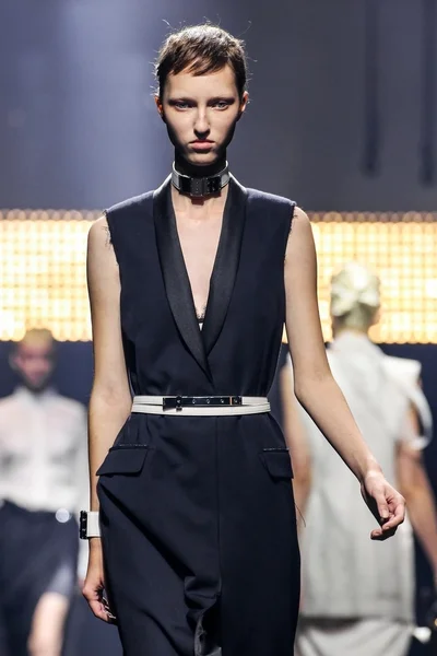 A Lanvin show részeként a Párizsi Divathét Womenswear tavasz/nyár — Stock Fotó